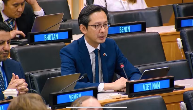 Ambassador Do Hung Viet, Permanent Representative of Vietnam to the United Nations, speaks at the general debate of the UN General Assembly’s Second Committee (Economic and Financial Committee) in New York. (Photo: VNA)