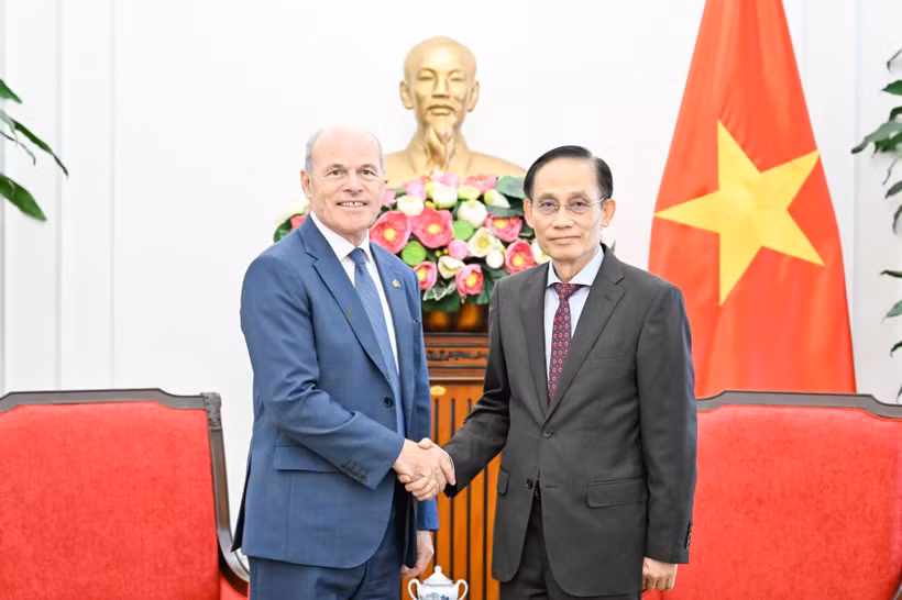 Minister of Foreign Affairs Le Hoai Trung (R) receives Canadian Ambassador to Vietnam James Nickel. (Photo: Ministry of Foreign Affairs)