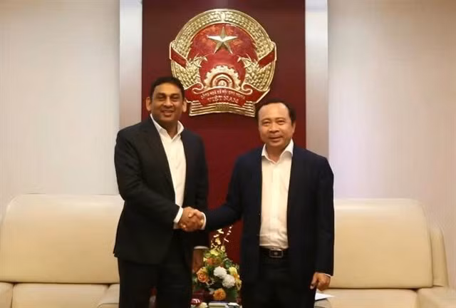 Minister of Science and Technology Vu Hai Quan (R) receives Vikram Rao, Nvidia Vice President and head of ASEAN. (Photo courtesy of the ministry)