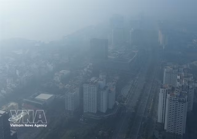 Hanoi streets are covered with fine dust. The capital has conducted different measures to control air pollution, especially in the dry season. (Photo: VNA)