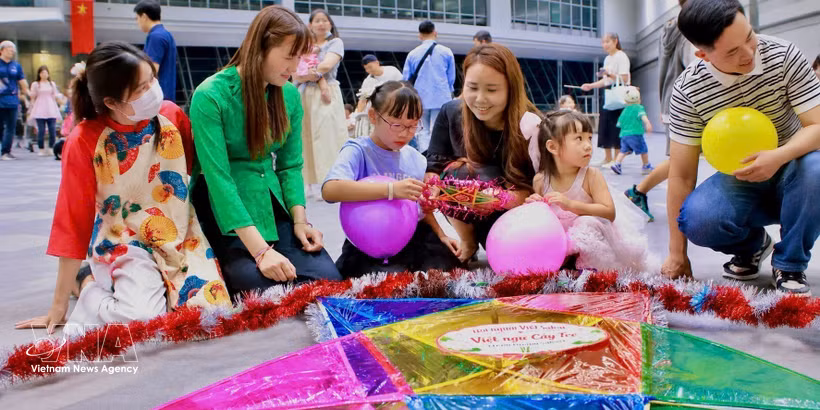 Children are instructed on how to decorate star-shaped lanterns at the Mid-Autumn Festival celebration in Sakai, Osaka. (Photo: VNA)