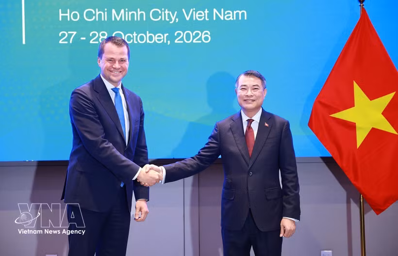 Prime Minister Le Minh Hung (R) receives Managing Director of the World Economic Forum (WEF) Stephan Mergenthaler in Ho Chi Minh City on October 28. (Photo: VNA)