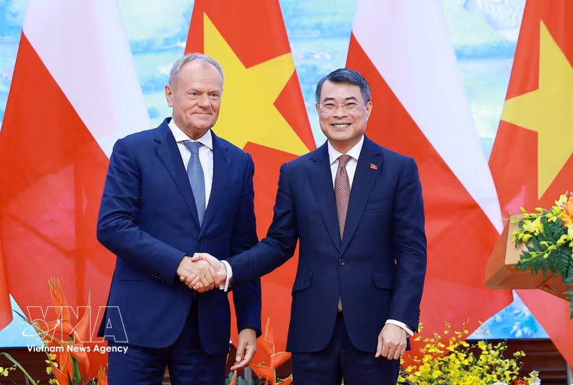 Vietnamese Prime Minister Le Minh Hung (R) and Polish Prime Minister Donald Tusk meet in Hanoi on October 26, 2026. (Photo: VNA)