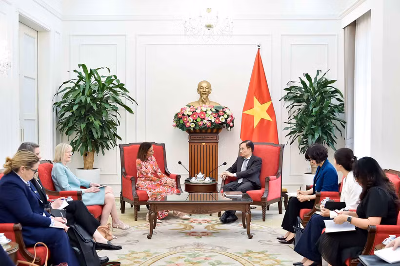 At the meeting between Minister of Foreign Affairs Le Hoai Trung (R) and MP Anne Aly, Australian Minister for Small Business, Minister for International Development, and Minister for Multicultural Affairs. (Photo: Ministry of Foreign Affairs)