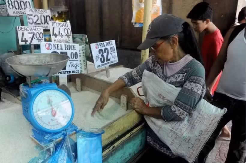 People buy rice at a market in Manila, the Philippines. (Photo: AFP/VNA) 