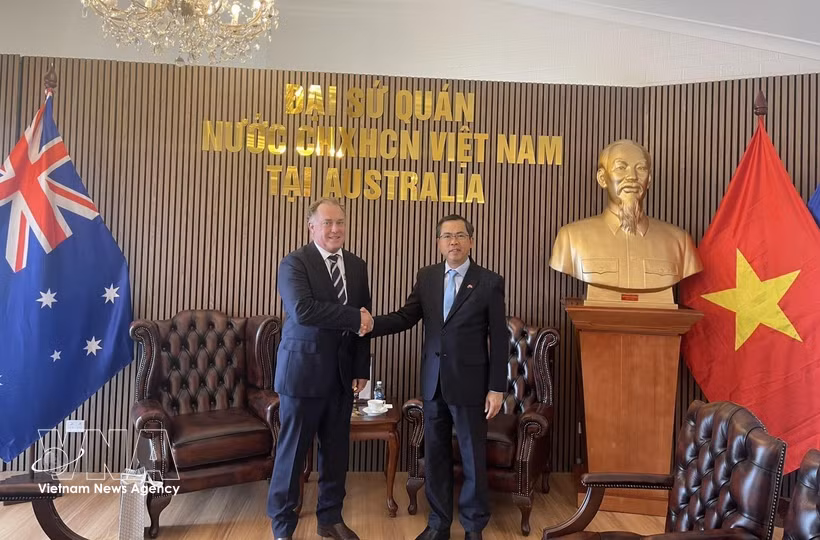 Vietnamese Ambassador to Australia Pham Hung Tam (R) meets with President of the National Farmers’ Federation (NFF) of Australia Hamish McIntyre. (Photo: VNA)