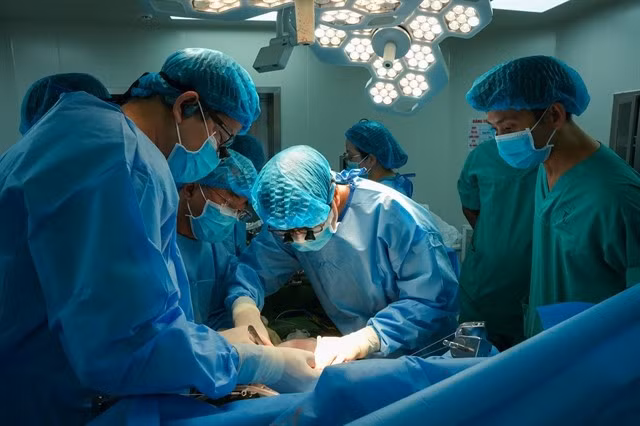 Doctors perform a living-donor liver transplant surgery at Thong Nhat Hospital on August 22. (Photo courtesy of Thong Nhat Hospital)