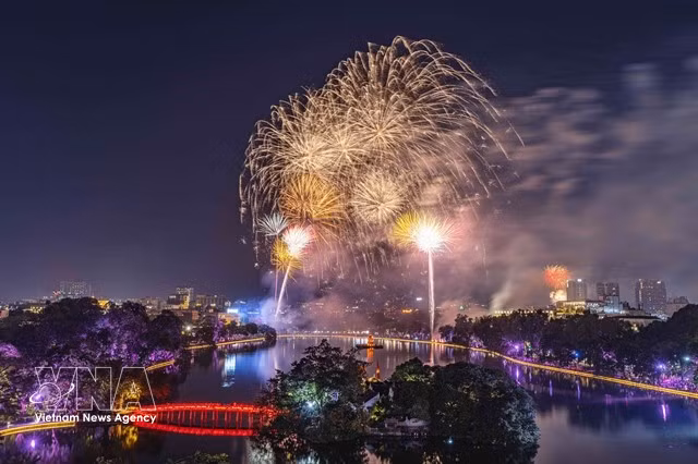 Hoan Kiem Lake is set to sparkle with fireworks as Hanoi celebrates Capital Liberation Day. (Illustrative photo: VNA)