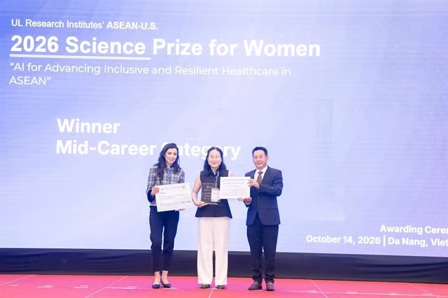 Associate Professor Ha Thi Thanh Huong (middle) receives the first prize in the mid-career category of the 2026 ASEAN-US Science Prize for Women. (Photo courtesy of the Ministry of Science and Technology)