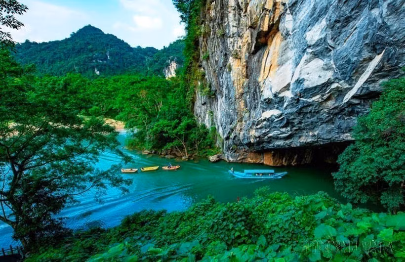 The picturesque scenery outside Phong Nha Cave (Phong Nha-Ke Bang National Park) (Photo published by VNA) 
