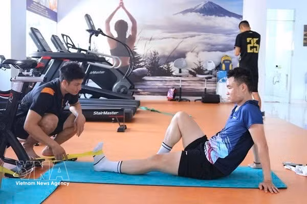 An athlete receives care and undergoes rehabilitation training at the Ho Chi Minh City National Sports Training Centre. (Photo: VNA)