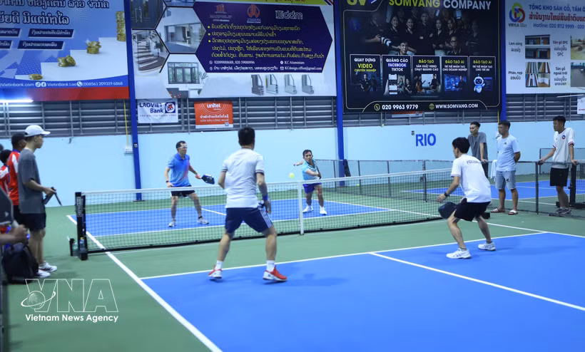Spectators cheer on the teams in the final of the pickleball competition held by the Vietnamese Embassy in Laos in coordination with Vietnam's representative agencies and community in the country. (Photo: VNA)
