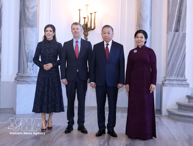 General Secretary of the Communist Party of Vietnam Central Committee and President To Lam (second from right) and his spouse Ngo Phuong Ly meet with King Frederik X and Queen Mary. (Photo: VNA)