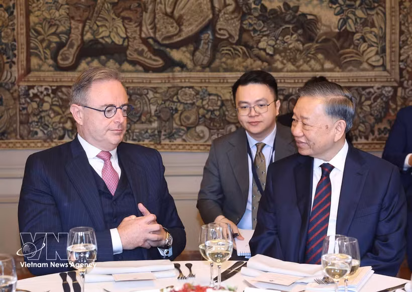 General Secretary of the Communist Party of Vietnam Central Committee and President To Lam (R) holds talks with and attends a banquet hosted by Belgian Prime Minister Bart De Wever in Brussels on October 23, 2026. (Photo: VNA)