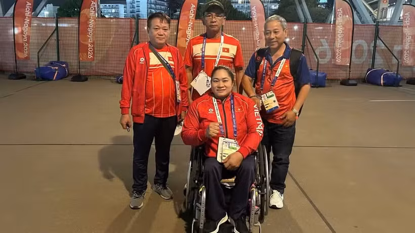 Nguyen Thi Ngoc Thuy with her coach and representatives of the Vietnamese delegation. (Photo: Vietnam Paralympic Committee)