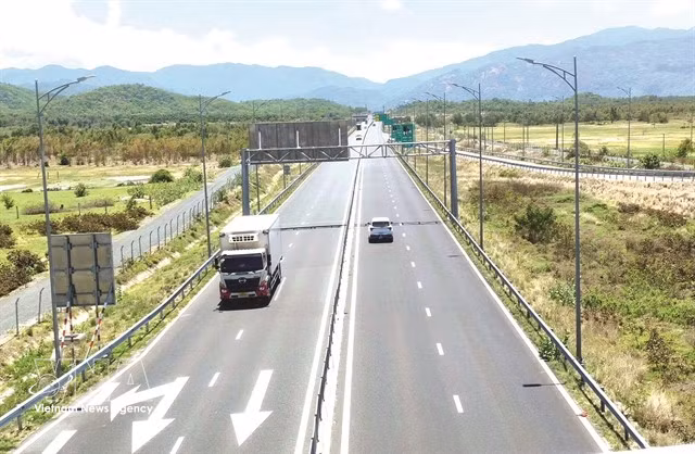 The Vinh Hao–Phan Thiet Expressway through eastern Lam Dong province strengthens regional connectivity, shortens travel times and supports socio-economic development. (Photo: VNA)