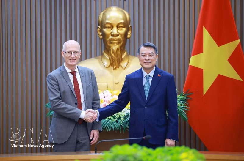 Prime Minister Le Minh Hung (R) welcomes Peter Tschentscher, Prime Minister and First Mayor of Hamburg, in Hanoi on October 14. (Photo: VNA)