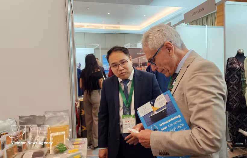 Vietnam’s Trade Counsellor in Algeria and Tunisia Hoang Duc Nhuan (L) introduces some Vietnamese products on the sidelines of an African trade and investment forum. (Photo: VNA)
