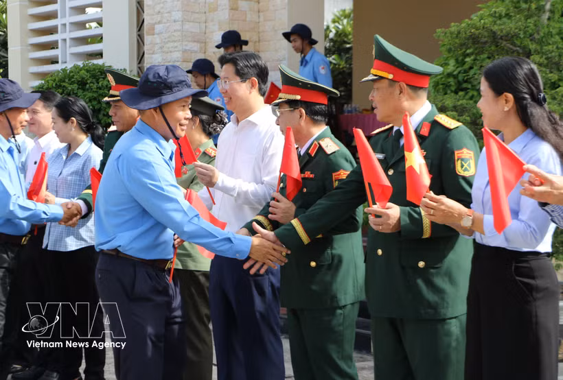 Team K91 members depart to carry out their mission. (Photo: VNA)