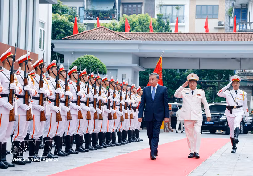 Party General Secretary and State President To Lam reviews the People's Public Security Force's guard of honour. (Photo: VNA)