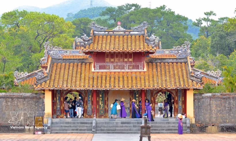 Tourists explore a tourist attraction in Hue city. (Photo: VNA)