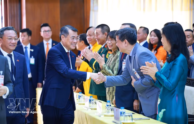 Prime Minister Le Minh Hung are welcomed by staff of the Vietnamese Embassy, representatives of Vietnamese agencies and associations, and members of the Vietnamese community in Laos on October 9, 2026. (Photo: VNA)