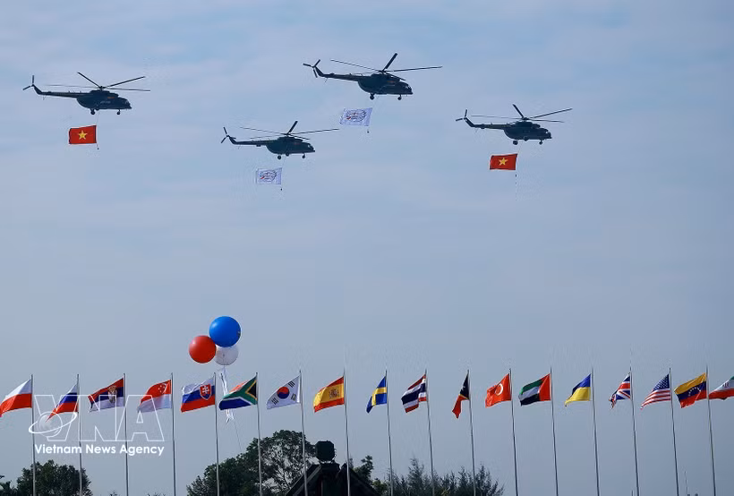 Helicopters perform a flypast at the opening ceremony of the Vietnam Defence Expo 2024. (Photo: VNA)