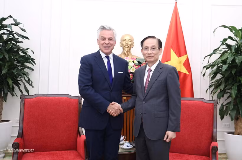 Minister of Foreign Affairs Le Hoai Trung (R) receives Jon M. Huntsman, Vice Chairman and President of Strategic Growth at US-based Mastercard, in Hanoi on September 15. (Photo: baoquocte.vn)
