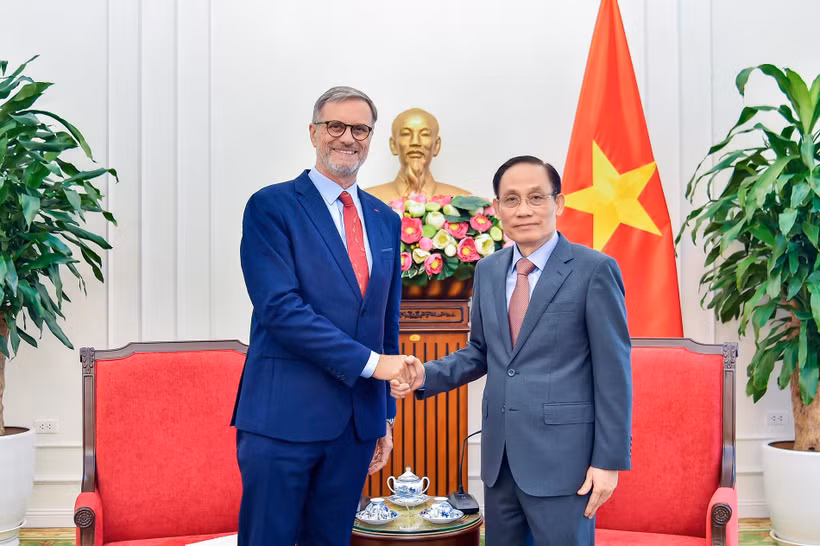 Politburo Member and Minister of Foreign Affairs Le Hoai Trung (R) receives outgoing French Ambassador to Vietnam Olivier Brochet on September 3. (Photo: Ministry of Foreign Affairs)
