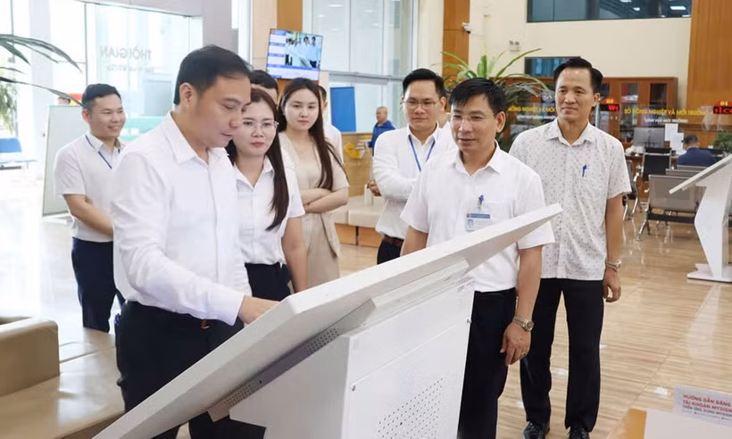Vice Chairman of the Bac Ninh city People’s Committee Dao Thanh Truong inspects the People’s Assistant model at the city’s Public Administration Service Centre. (Photo: baobacninhtv.vn)