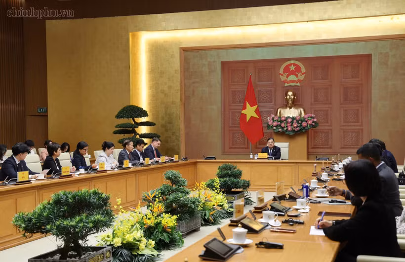 Standing Deputy Prime Minister Pham Gia Tuc chairs a meeting with representatives of US business associations and companies operating in Vietnam on July 17, 2026. (Photo: baochinhphu.vn)