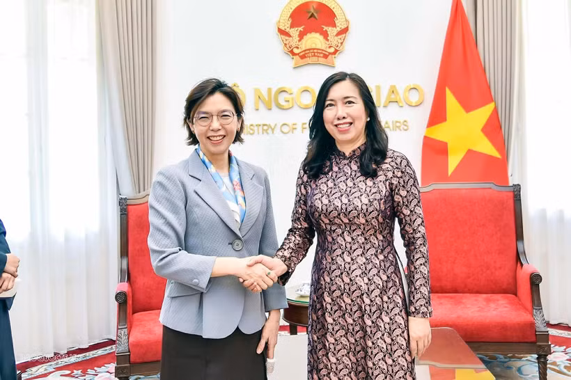 Deputy Minister of Foreign Affairs Le Thi Thu Hang (R) receives Korean Ambassador to Vietnam Lee Mi Yon on October 8, 2026. (Photo: baoquocte.vn)