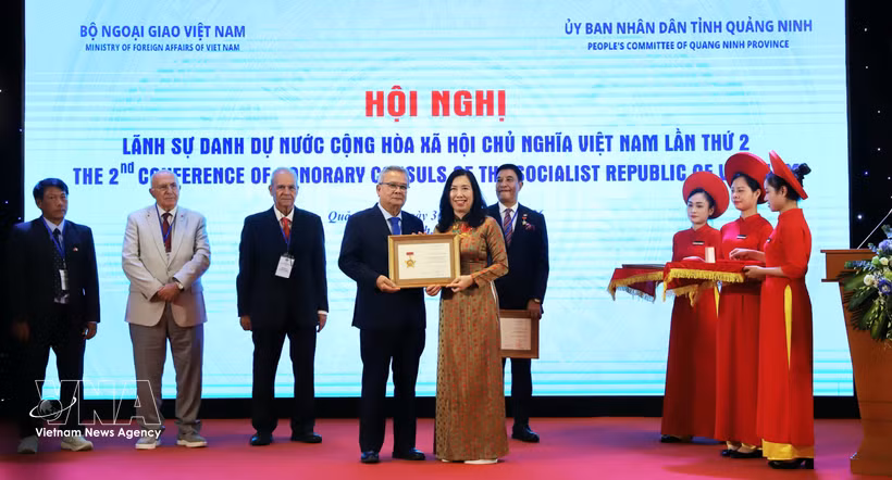 Deputy Minister of Foreign Affairs Le Thi Thu Hang (R) presents the “For the Cause of Vietnam’s Diplomacy” insignia and the Minister of Foreign Affairs’ certificates of merit to outstanding honorary consuls at the conference in Quang Ninh province on July 30. (Photo: VNA)