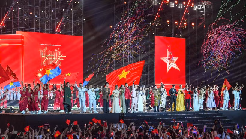 Political-artistic programme “Fatherland in Our Hearts”, jointly organised by Nhan Dan Newspaper and the Ho Chi Minh City People’s Committee. (Photo: nhandan.vn) 
