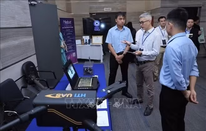Ten Make in Vietnam and Australia digital technology products on display at the Vietnam–Australia forum on investment and development cooperation in digital technology and AI. (Photo: VNA)