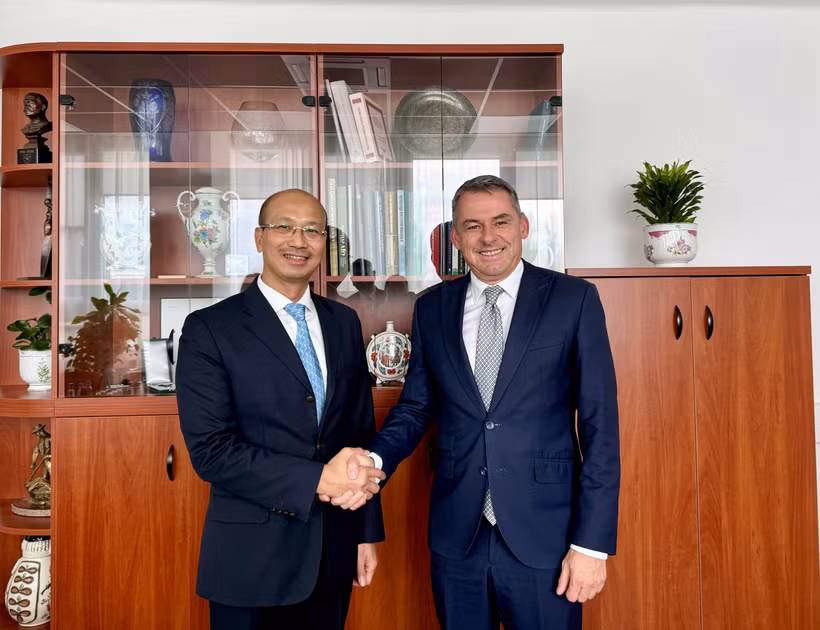 Vietnamese Ambassador to Hungary Bui Le Thai (L) shakes hands with Prof. Dr. Csaba Gyuricza, Rector of the Hungarian University of Agriculture and Life Sciences Research (MATE). (Photo published by VNA)