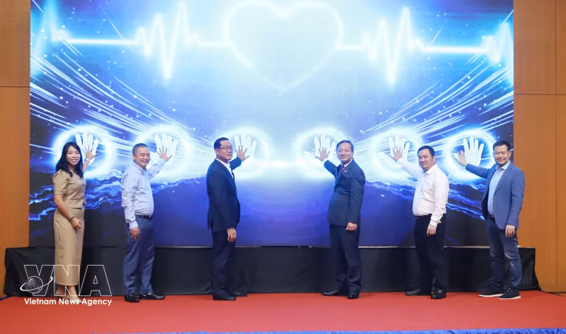 Vietnamese Ambassador to Laos Nguyen Minh Tam (third from right) and officials launch the interventional radiology unit at La Vie International Hospital on September 17. (Photo: VNA)