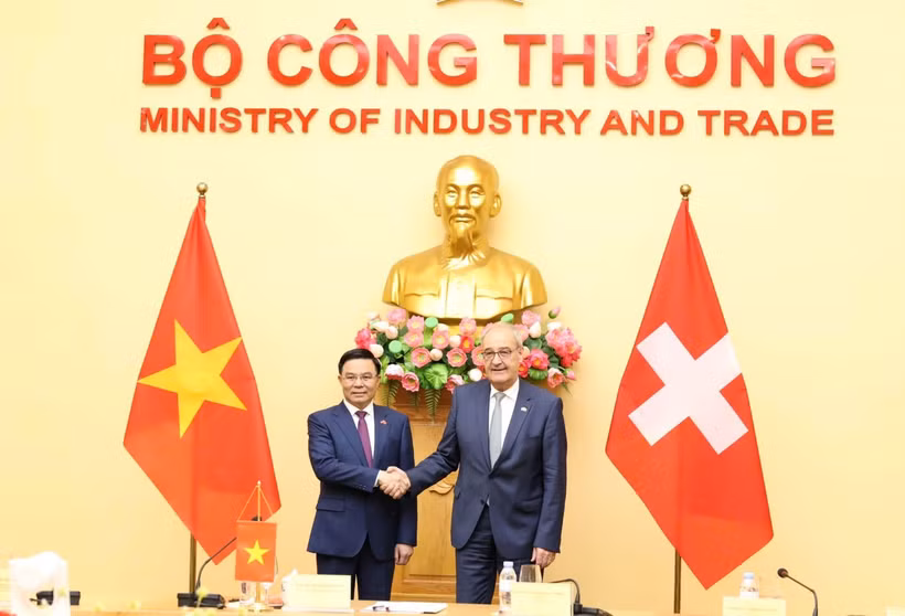 Minister of Industry and Trade Le Manh Hung (L) meets with Swiss President Guy Parmelin. (Photo: Ministry of Industry and Trade)