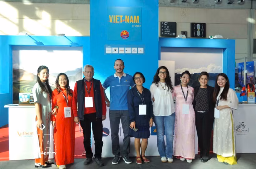 Representatives of Vietnamese businesses at TTG Travel Experience in Rimini, Italy. (Photo: VNA)