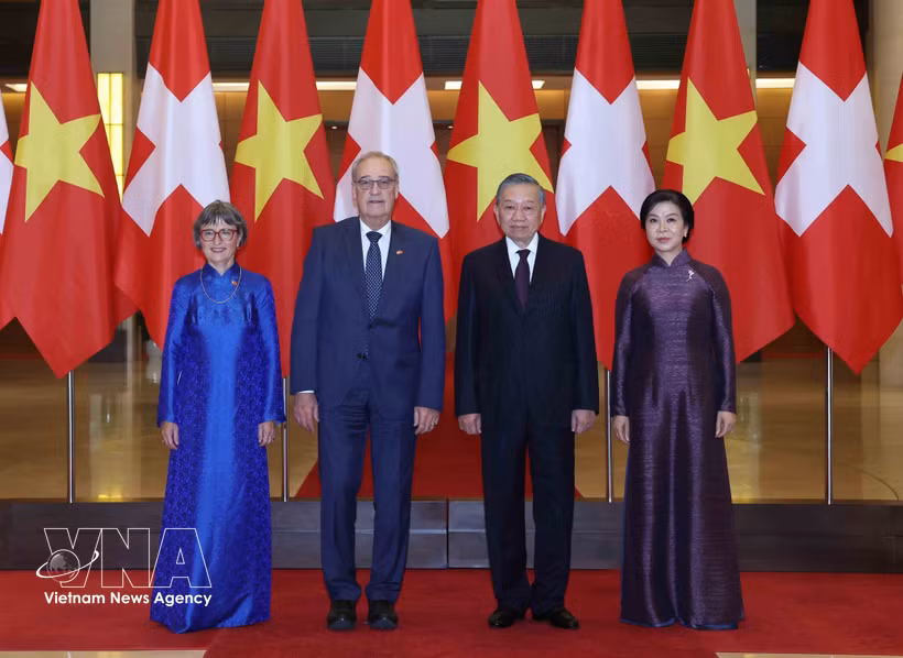 General Secretary of the Communist Party of Vietnam Central Committee and President To Lam (second from right) and his spouse Ngo Phuong Ly pose for a photo with Swiss President Guy Parmelin and his spouse Caroline Parmelin. (Photo: VNA)