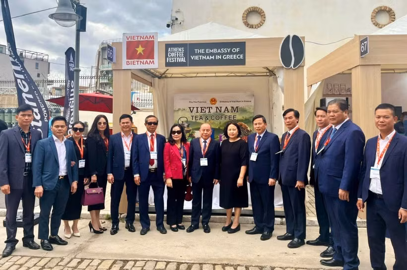 The Phu Tho delegation visits Vietnamese Embassy in Greece. (Photo published by VNA)