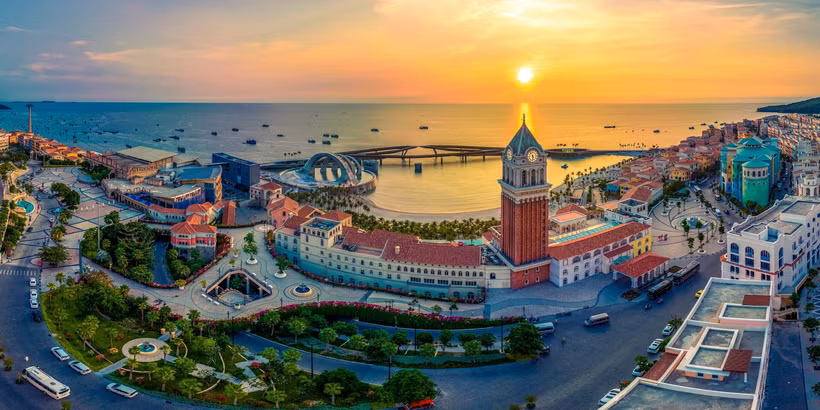 Alongside its spectacular sunsets, cuisine is set to become another “signature” that travelers remember when they visit Phu Quoc. (Photo: Sun Group)