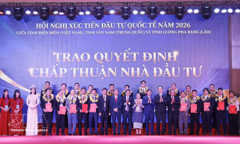 Dien Bien province presents investment approval decisions and memoranda of understanding on cooperation between the province and investors. (Photo: VNA)