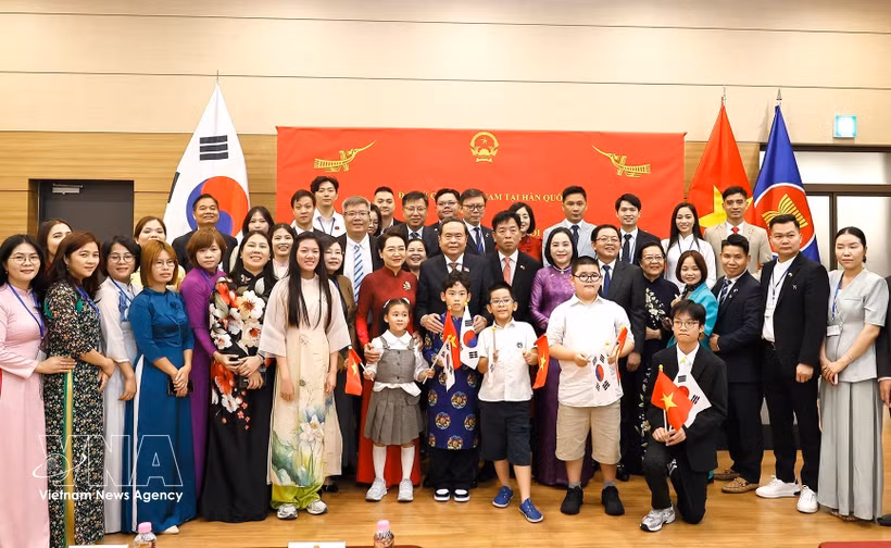 National Assembly President Tran Thanh Man and his spouse meet with Vietnamese Embassy officials and staff, and representatives of the Vietnamese community in the Republic of Korea in Seoul on September 6. (Photo: VNA)
