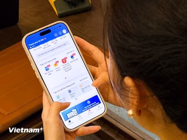 A resident accesses the iHanoi app. (Photo: VNA)