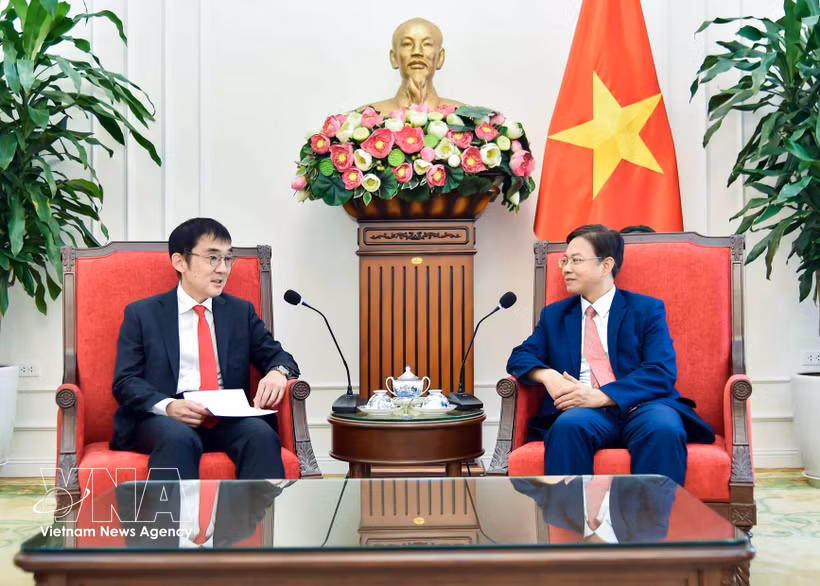 Deputy Foreign Minister Ngo Le Van (R) receives Watanabe Tetsuya, President of the Economic Research Institute for ASEAN and East Asia (ERIA), in Hanoi on August 20. (Photo: VNA)