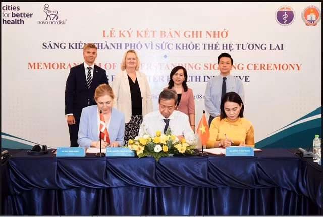 Representatives of Ho Chi Minh City’s departments of Health and Education and Training and Novo Nordisk Vietnam sign a memorandum of understanding for the Cities for Better Health initiative on August 14. (Photo courtesy of the organisers)
