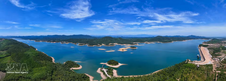 Ke Go Lake, a landmark irrigation project that has played a key role in Ha Tinh's agricultural development over the past half-century. (Photo: Huu Quyet - VNA)