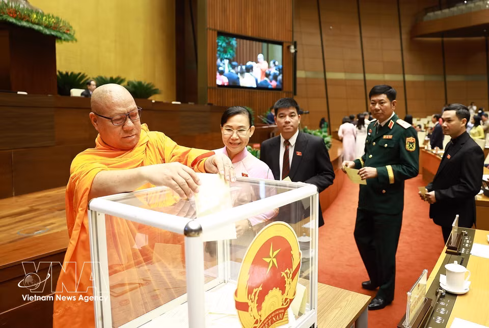 National Assembly deputies cast ballots to elect the Chairman of the 16th National Assembly. (Photo: Duong Giang/VNA)