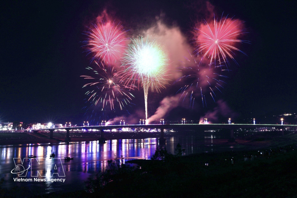 Brilliant fireworks display welcomes the Year of the Horse. (Photo: Khanh Hoa – VNA)